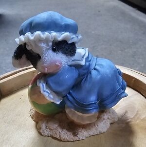 Vintage 1996 Mary's Moo Moo "Moo And Me By The Sea" Figurine